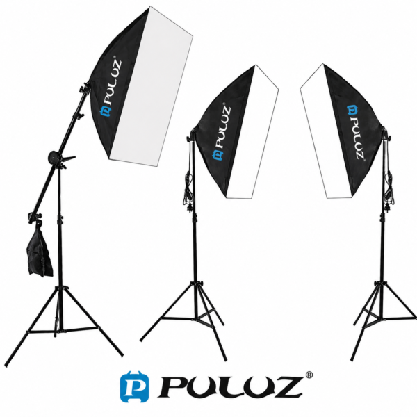 Éclairage studio professionnel avec trois softbox et trépieds réglables
